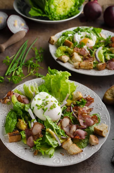 Fresh salad with poached egg — Stock Photo, Image