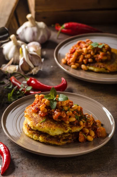 Bake beans with fluffly potato cakes — Stock Photo, Image