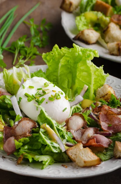 Ensalada fresca con huevo escalfado —  Fotos de Stock