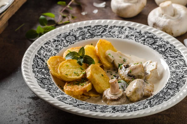 Mushroom sauce with roasted potatoes