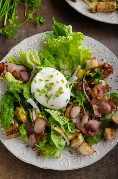 Fresh salad with poached egg — Stock Photo, Image