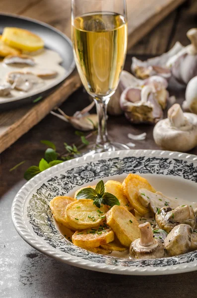 Molho de cogumelos com batatas assadas — Fotografia de Stock