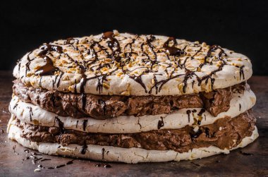 Çikolatalı pavlova kek