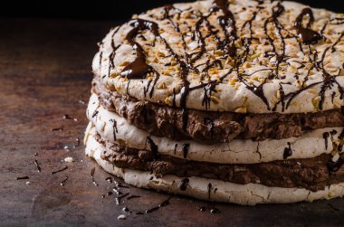 Çikolatalı pavlova kek