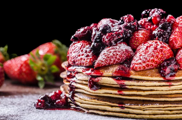 Palacina con fresas — Foto de Stock