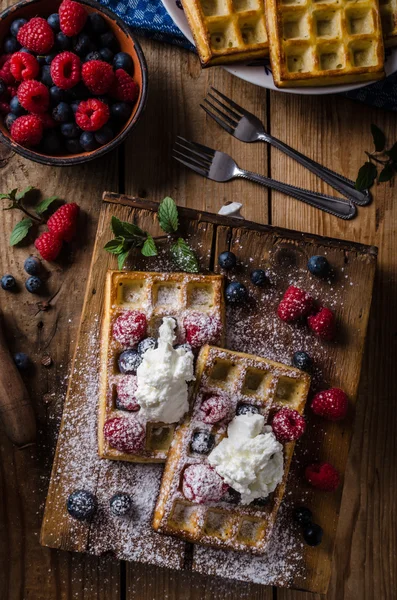 Waffles com bagas — Fotografia de Stock