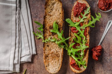 Otlar ve chorizo ile rustik baget