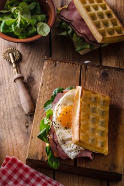Yumurta ile waffle sandviç