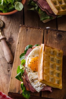 Yumurta ile waffle sandviç