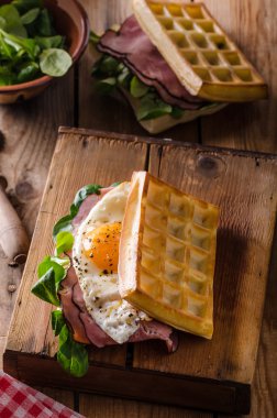 Yumurta ile waffle sandviç