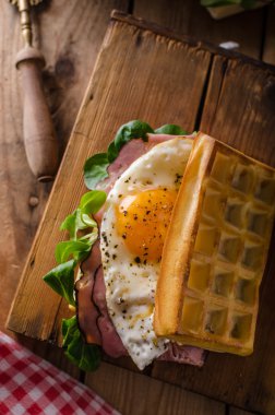 Yumurta ile waffle sandviç