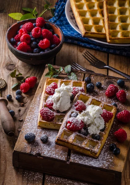 Waffles com bagas — Fotografia de Stock