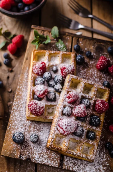 Waffles com bagas — Fotografia de Stock