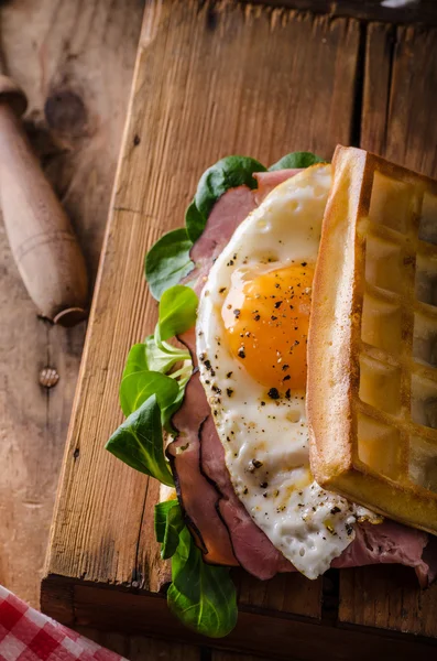 ワッフル サンドイッチの卵 — ストック写真