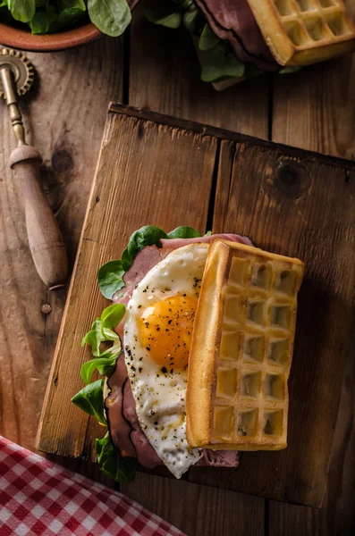 Sandwich de gofres con huevos — Foto de Stock