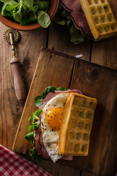 Sandwich de gofres con huevos — Foto de Stock