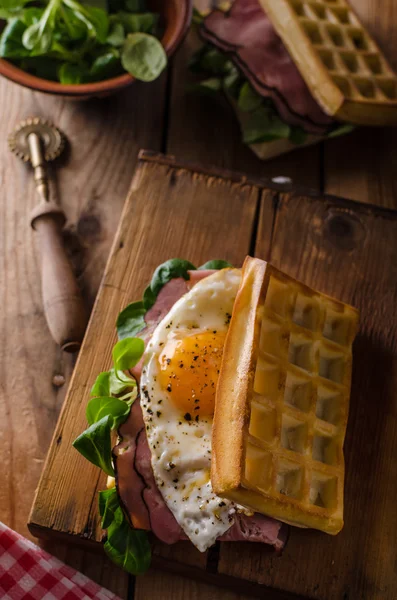 Sandwich de gofres con huevos — Foto de Stock