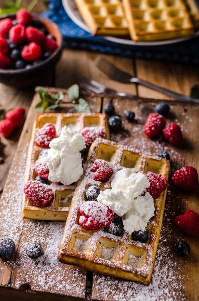 Waffles com bagas — Fotografia de Stock