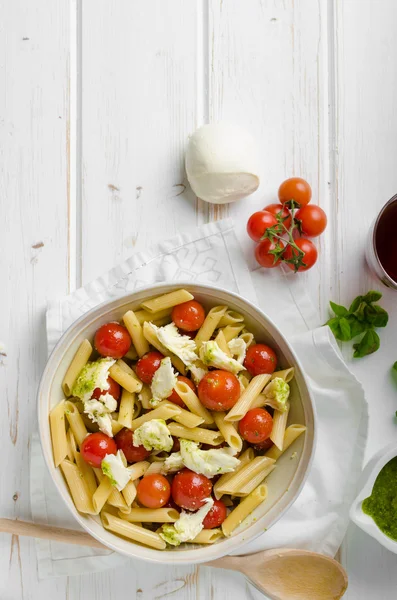 Pesto makarna salatası — Stok fotoğraf
