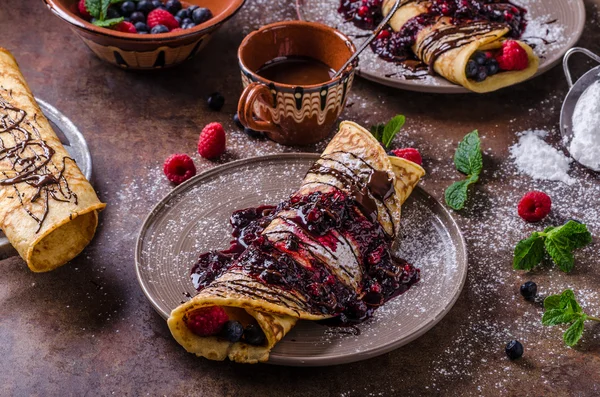 Läckra crepes med skog frukt — Stockfoto