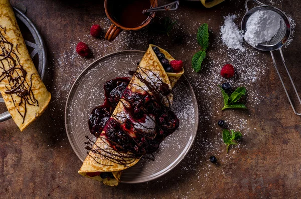 Deliziose crepes con frutti di bosco — Foto Stock