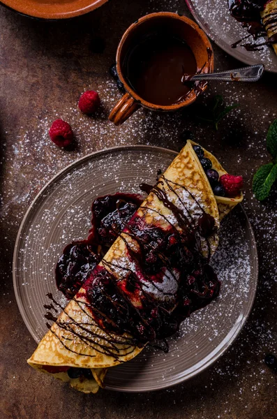 Läckra crepes med skog frukt — Stockfoto