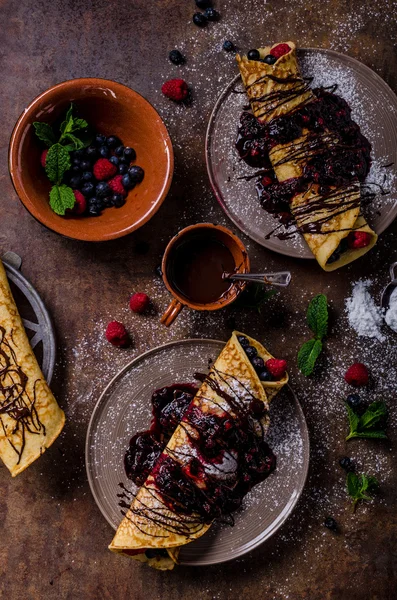 Crepes deliciosos com frutas da floresta — Fotografia de Stock