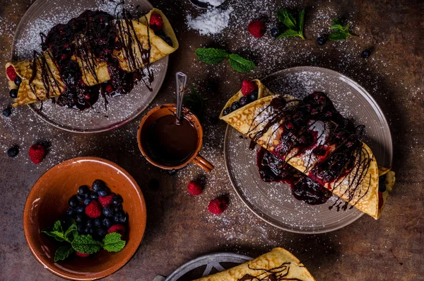 Heerlijke pannenkoeken met bos fruit — Stockfoto