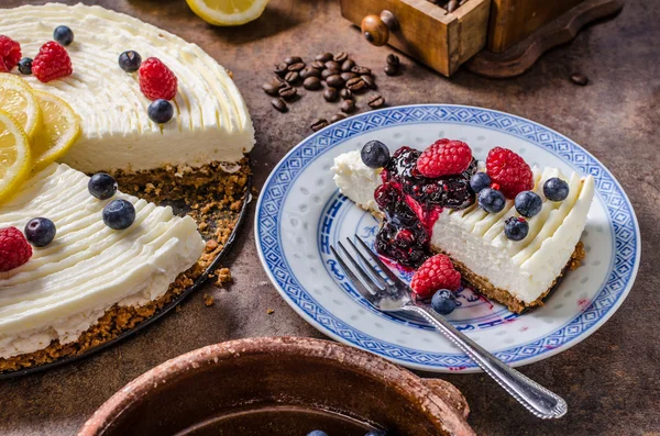 Zitronenkäsekuchen mit Beeren — Stockfoto