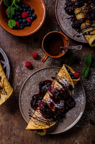 Läckra crepes med skog frukt — Stockfoto