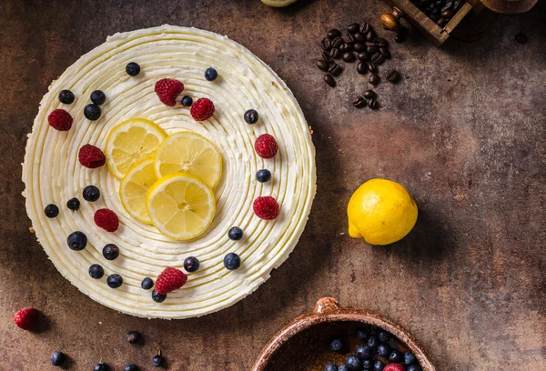 Lemon cheesecake with berries — Stock Photo, Image