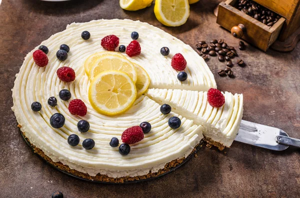 Gâteau au citron aux baies — Photo