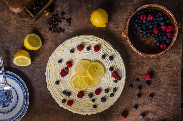 Gâteau au citron aux baies — Photo