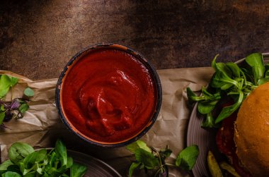 Sığır eti burger pastırma ve patates kızartması ile