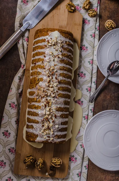 Bolo de noz coberto com chocolate branco — Fotografia de Stock