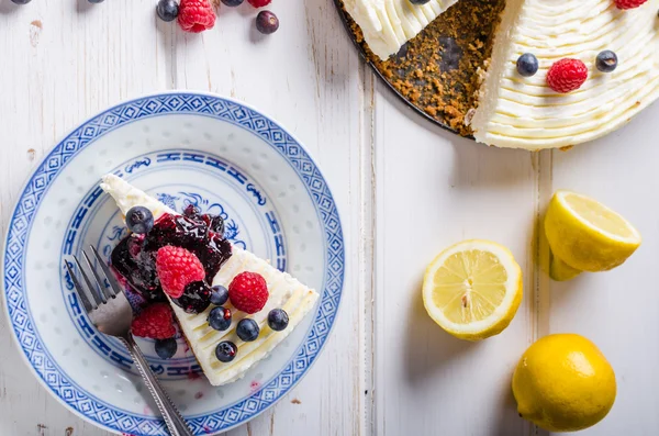 果実とレモンのチーズケーキ — ストック写真