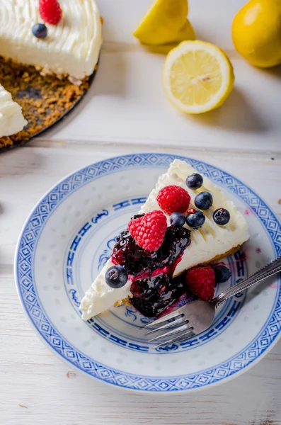 Tarta de queso con limón y bayas —  Fotos de Stock