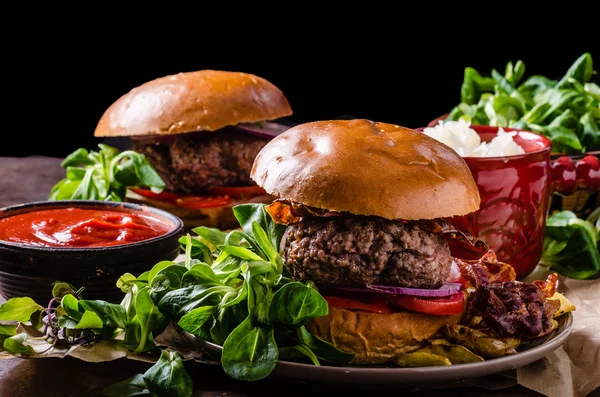 Hambúrguer de carne com bacon e batatas fritas — Fotografia de Stock