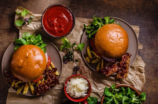 ベーコンとフライド ポテトの牛肉のハンバーガー — ストック写真