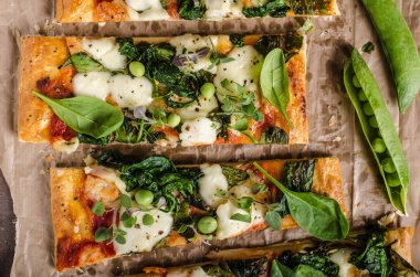 Ispanaklı ve mozarellalı PIzza.
