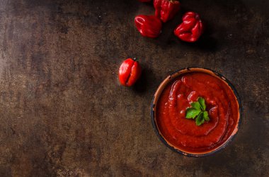 Kırmızı biber sıcak sos