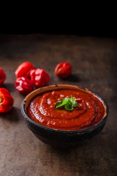 Hot sauce from chilli peppers — Stock Photo, Image