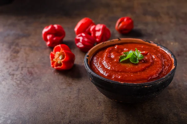 Hot sauce from chilli peppers — Stock Photo, Image