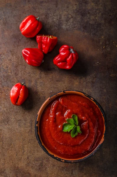 Hot sauce from chilli peppers — Stock Photo, Image