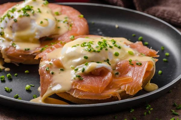 Eieren Benedictus met zalm — Stockfoto