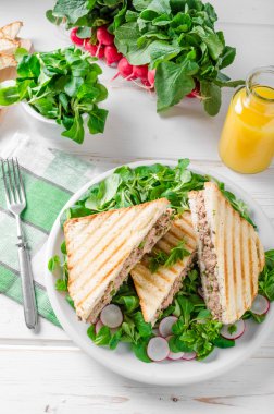 Ton balığı salatası sandwitch