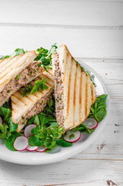 Ton balığı salatası sandwitch