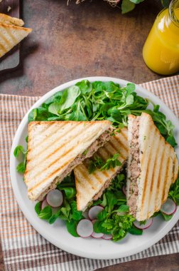 Ton balığı salatası sandwitch