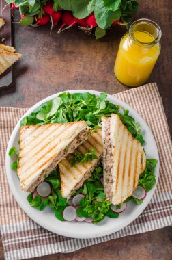 Ton balığı salatası sandwitch