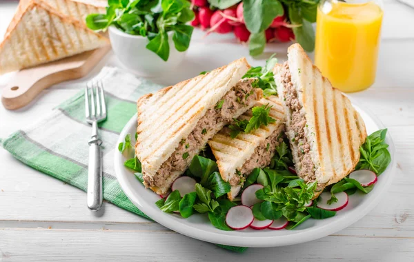Tonhal saláta szendvics — Stock Fotó